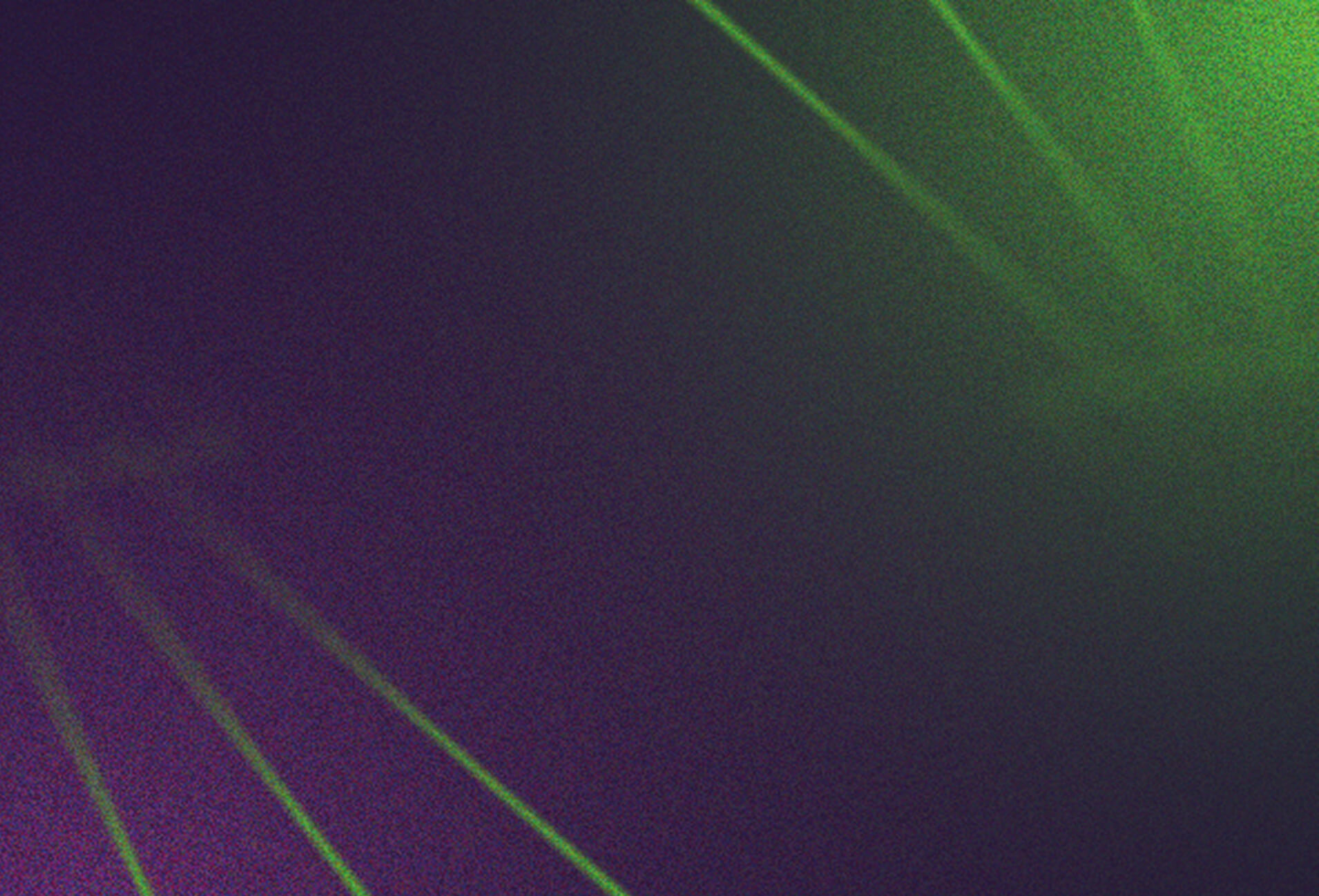 Imagem de fundo escura com linhas nas cores da marca